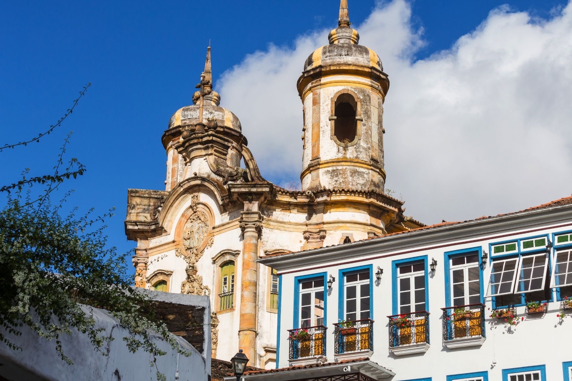 Frio marca a quarta-feira em Ouro Preto com possibilidade de chuva fraca e alerta do INMET