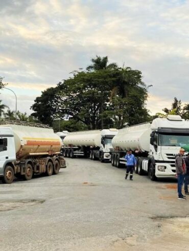 Transportadores de combustíveis entram em greve em Betim e alertam risco de desabastecimento em Minas Gerais