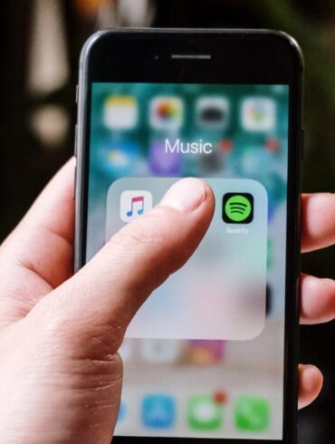 Universitário, você sabia que pode pagar menos no Spotify, YouTube e outros serviços?