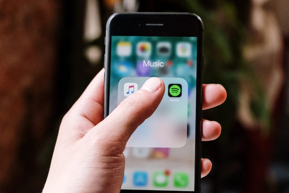 Universitário, você sabia que pode pagar menos no Spotify, YouTube e outros serviços?