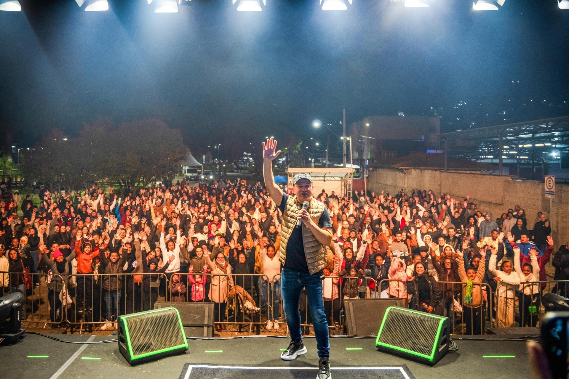 Marcha para Jesus reúne fiéis em Itabirito com show de Davi Sacer