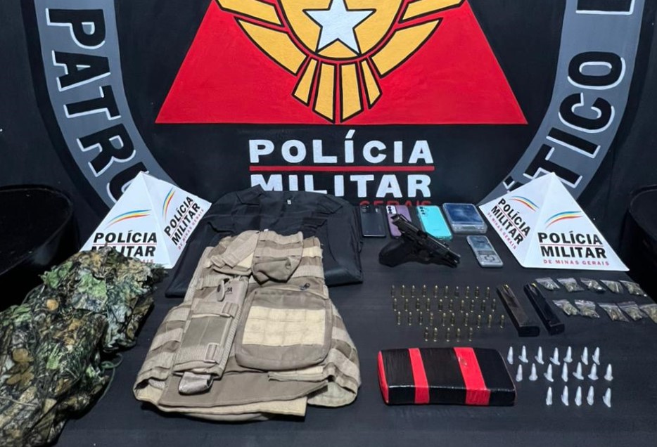 Polícia Militar apreende pistola e prende dois suspeitos de tráfico no fundo de um bar no bairro Rosário, em Mariana