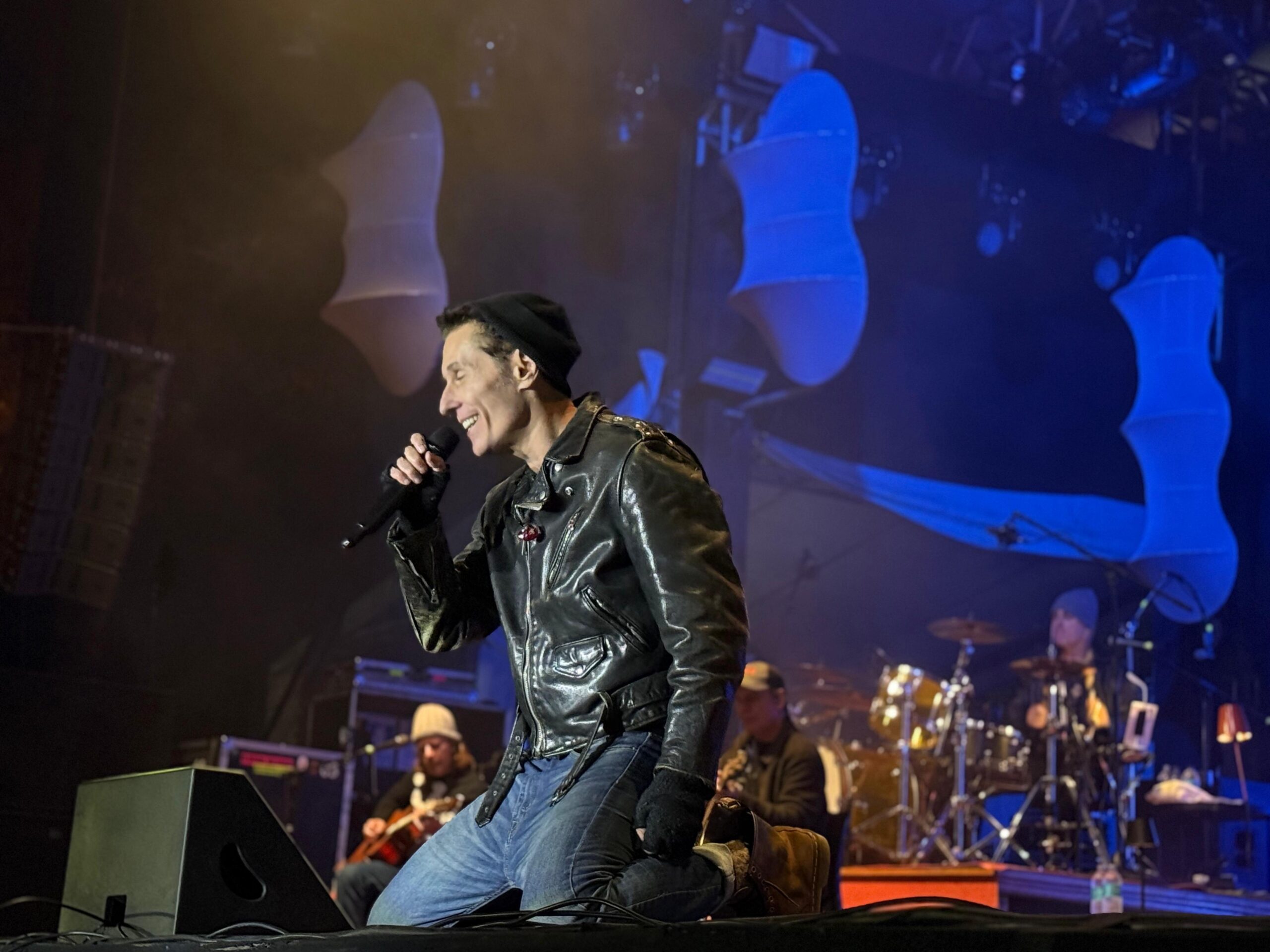 Dinho Ouro Preto canta sucessos do Capital Inicial e celebra raízes familiares em show marcante em Ouro Preto