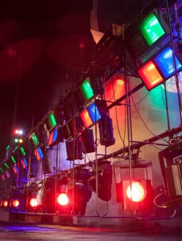 Formação gratuita em Iluminação Cênica abre vagas para todo o Brasil