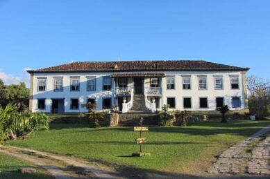 Fazenda usada em Sinhá Moça atrai turistas com hospedagem e lazer rural
