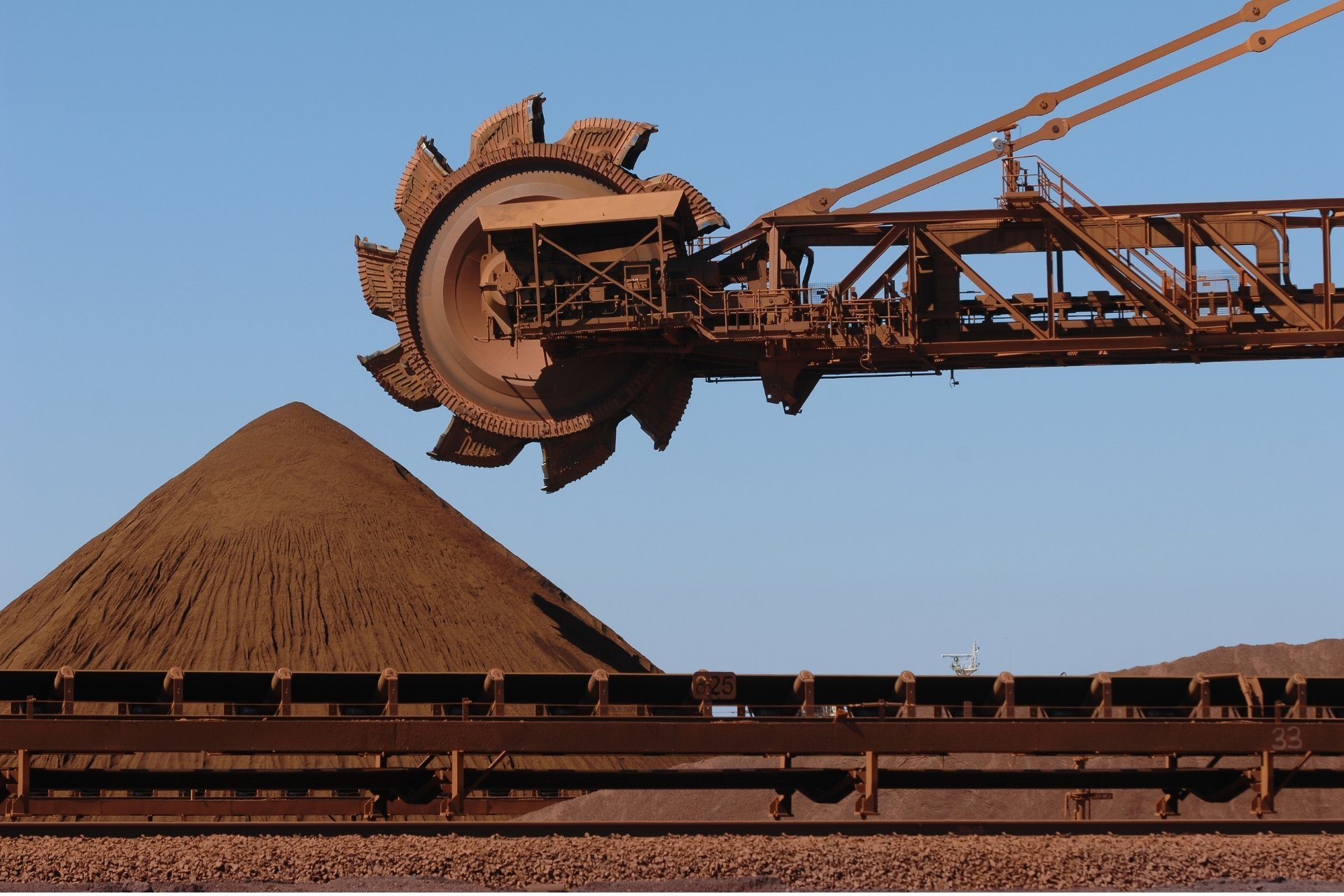 Minério de ferro escapa de tarifaço dos EUA e Itabirito, Mariana e Ouro Preto serão pouco impactadas a curto prazo; China é a maior exportadora