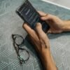Sete em cada dez alunos do ensino médio usam IA em pesquisas escolares no Brasil