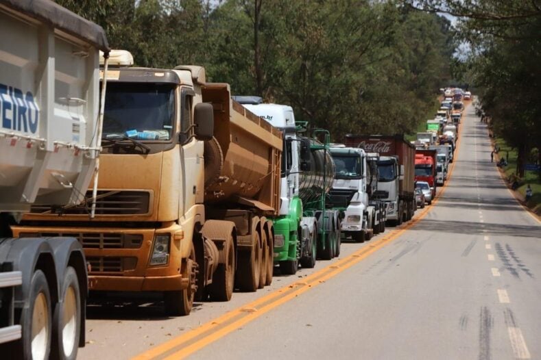 Uso de estrada da Vale por outras mineradoras para desviar caminhões da BR-040 é debatido em MG