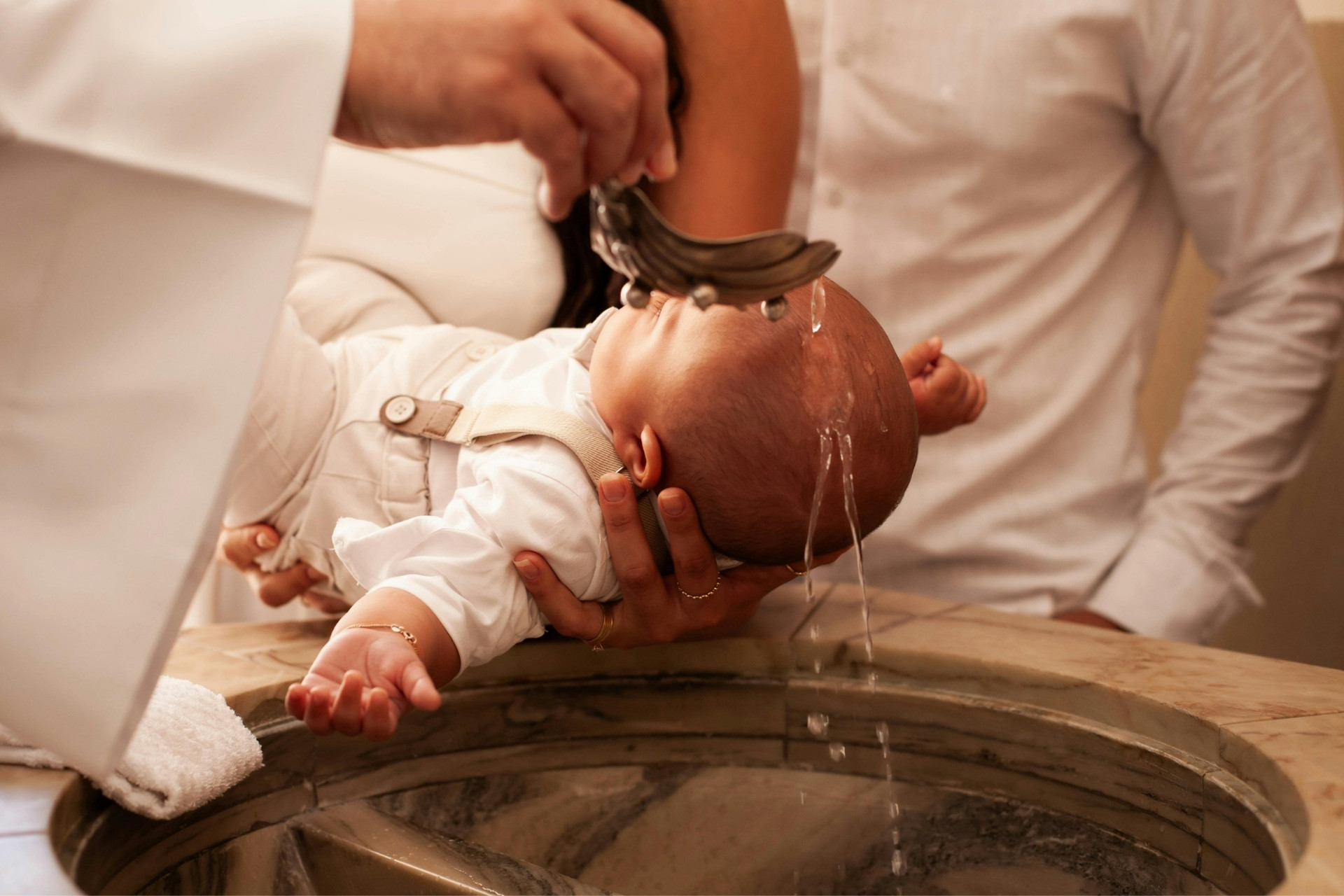 Justiça determina indenização a mãe impedida de assistir ao batizado do filho em Minas Gerais