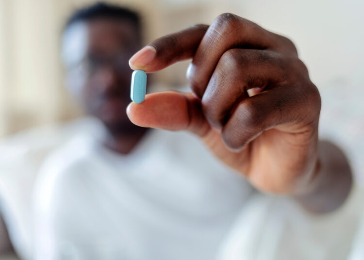 Medicamento comum para queda de cabelo é associado a risco de depressão e suicídio, aponta estudo