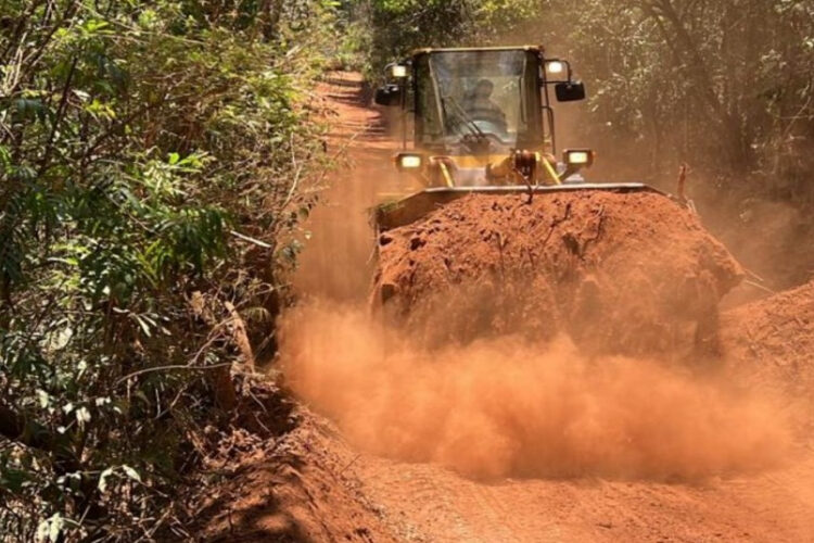 Prefeitura de Ouro Preto melhora estrada de acesso à comunidade de Mutuca
