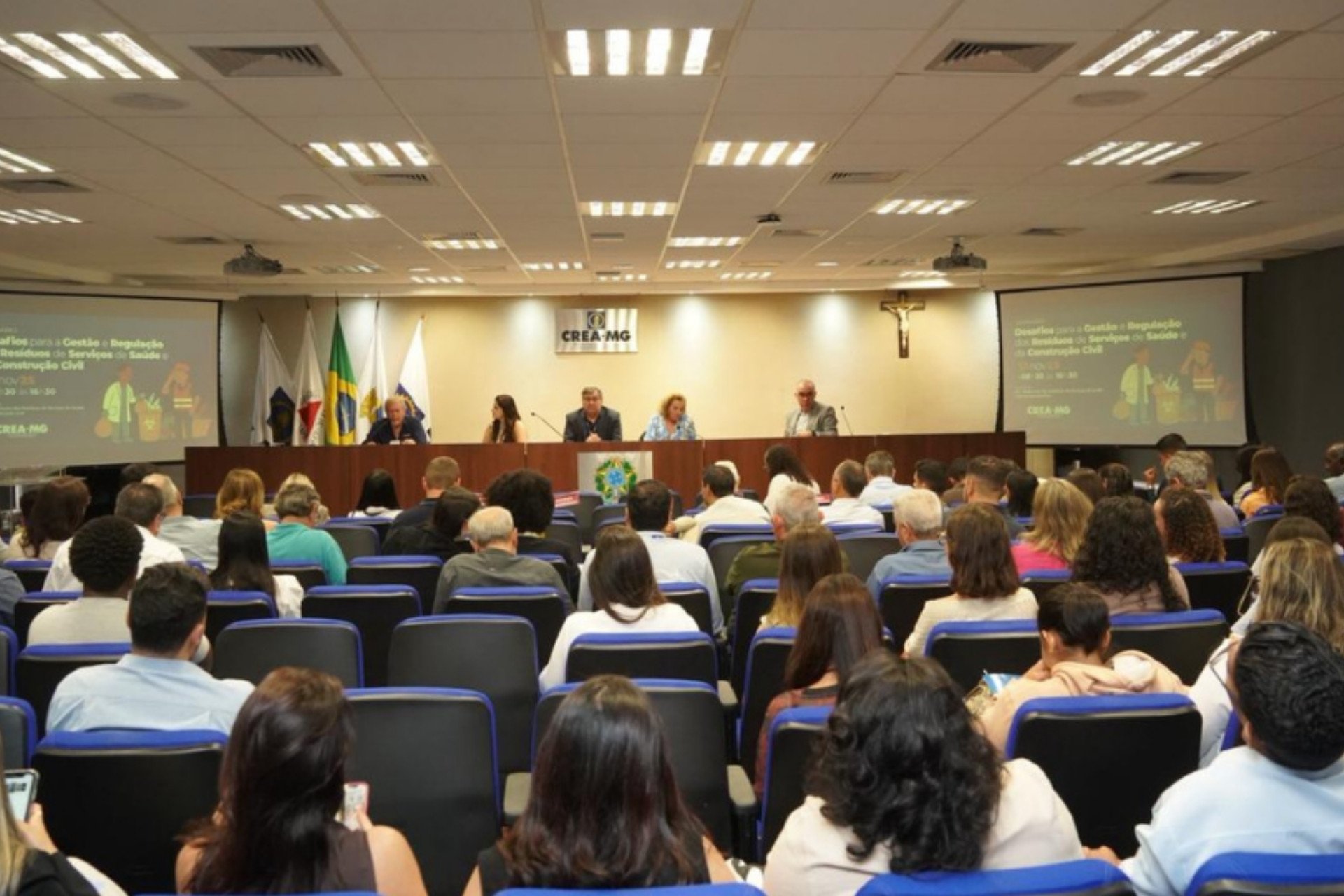 CREA-MG debate desafios na gestão de resíduos da saúde e da construção civil em seminário em Belo Horizonte
