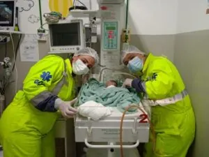 Ambulância é usada como sala de parto improvisada durante resgate na BR-040