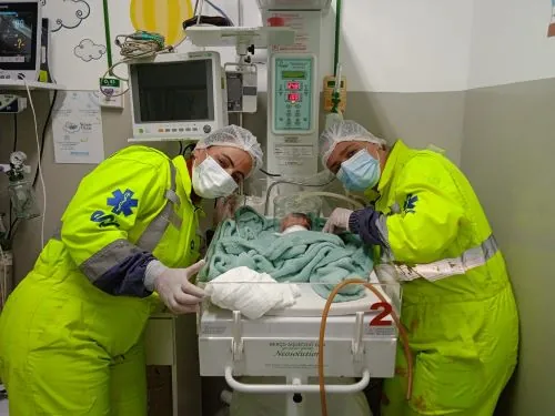 Ambulância é usada como sala de parto improvisada durante resgate na BR-040