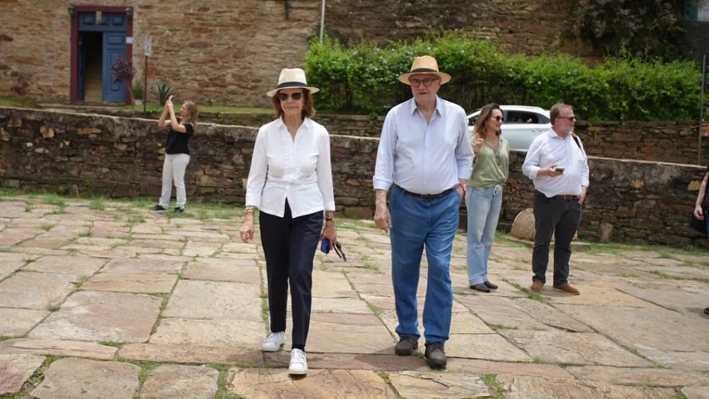 Esse homem ao lado da rainha não é o rei