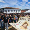 Mais de 1.300 jovens celebraram o Dia Nacional da Juventude em Mariana com missa campal e peregrinação pelo centro histórico.