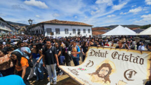Mais de 1.300 jovens celebraram o Dia Nacional da Juventude em Mariana com missa campal e peregrinação pelo centro histórico.