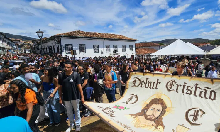 Mais de 1.300 jovens celebraram o Dia Nacional da Juventude em Mariana com missa campal e peregrinação pelo centro histórico.