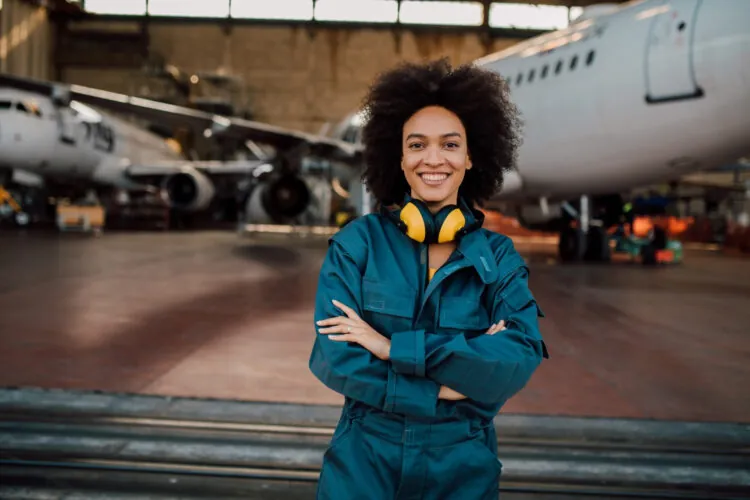 Gosta de aviação? Embraer oferece capacitação gratuita para formação de novos mecânicos; 35 vagas disponíveis com certificado da ANAC