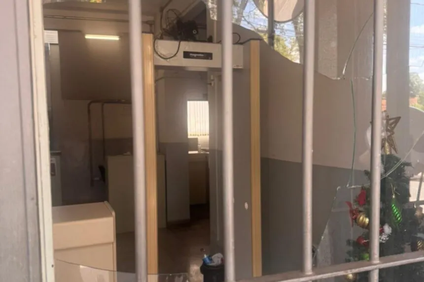 Homem é detido após quebrar vidro e tentar invadir o Fórum de Itabirito durante o feriado