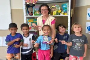 Professora de Ouro Preto conquista 3º lugar nacional com projeto que ensina crianças a ver o mundo pela fotografia