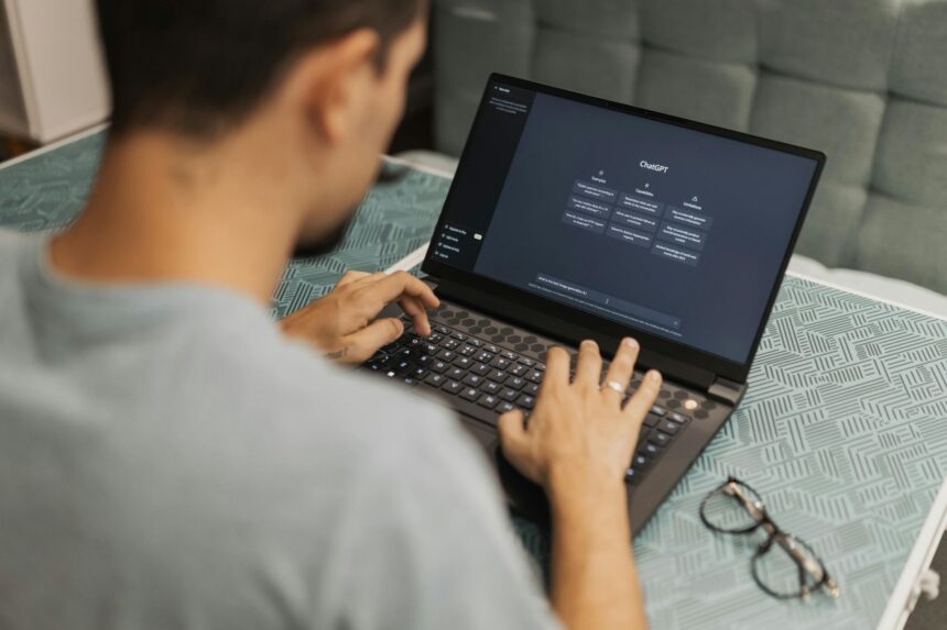 Governo oferece curso gratuito que ensina elaborar melhores comandos para IA; certificado grátis no final