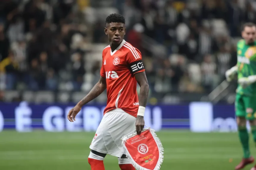 Flamengo dá "chapéu" no Cruzeiro e encaminha contratação do zagueiro Vitão, do Internacional