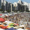 Destino de milhares de mineiros, Guarapari cria regras e taxas para turistas