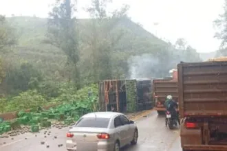 Caminhão tomba e derrama carga na BR-040 em Itabirito e trânsito fica lento por 10 km