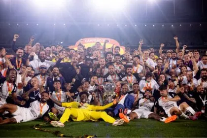 Corinthians conquista o tetra da Copa do Brasil, enquanto o Vasco segue amargando 14 anos sem títulos nacionais