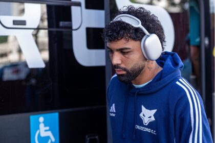 "Assumo minha responsabilidade e meu erro", diz Gabigol após perder pênalti decisivo na Copa do Brasil