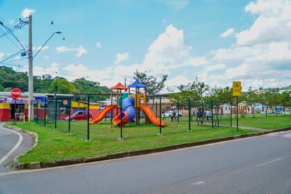 Playgrounds de Itabirito começam a receber cercamento para ampliar segurança de usuários